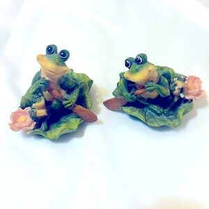 CLEARANCE.         Unbranded Vintage Frogs Set of 2
